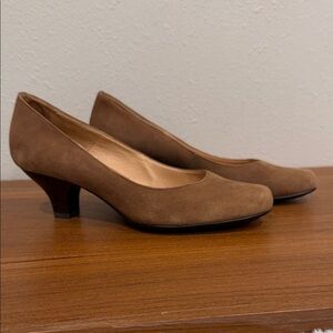 Sofft Brown Suede Pumps | 2" Wood Heel | Size 9M | Excellent Condition